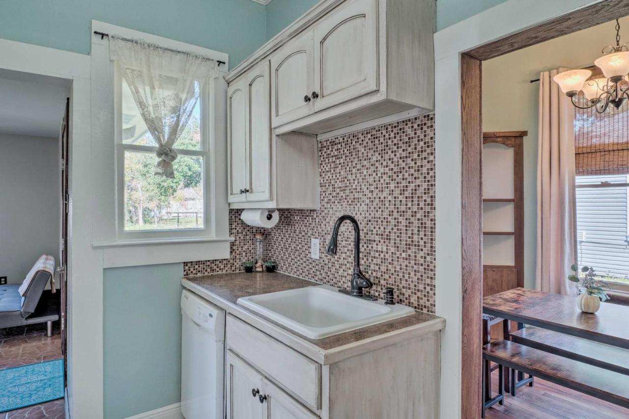 Lake Charles Cottage With Fireplace And Yard! Extérieur photo